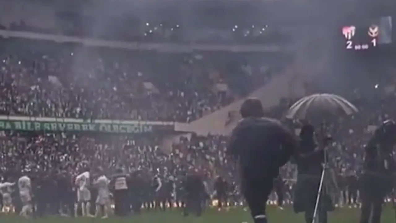 Scene violente în Turcia! Jucătorii s-au luat la bătaie înainte de meci! Un fotbalist a fost lovit de fani | VIDEO