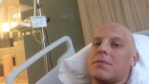 Mesajul emoționant al suporterului dinamovist ce se luptă cu o boală crâncenă și e salvat de "frații" din galerie. "Câinilor, în viața asta mai avem ceva de făcut" | VIDEO
