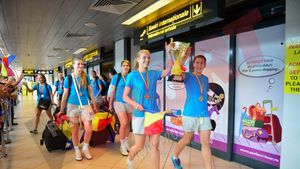 FOTO | Campioanele mondiale au sosit acasă și au fost primite pe aeroport de peste 100 de oameni. Secundul Kozma, după prezentarea trofeului: "Un fleac! Le-am ciuruit"