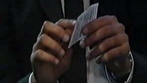 Joacă Pep la pariuri? VIDEO** Un bilețel naște suspiciuni în Spania! Ce ține Guardiola în mână?