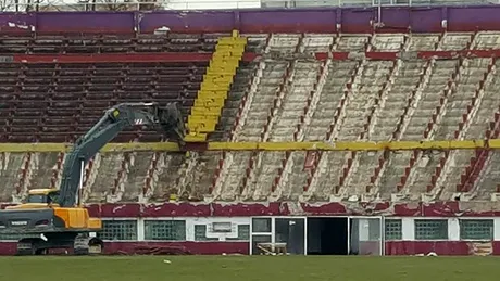 VIDEO | Buldozerele au intrat în Giulești.** Primele imagini cu stadionul Rapidului în timp ce este demolat