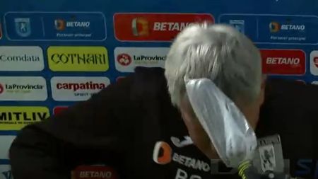 Cristiano Bergodi, „accident” dureros la conferința de presă! Antrenorul italian a fost lovit în cap de un panou publicitar | VIDEO