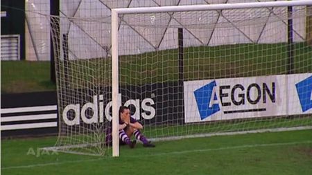 VIDEO "Ce ai făcut, fată?" :)** Ratarea lunii vine din fotbalul feminin: o fotbalistă s-a făcut de râs în fața porții goale. Ce a "reușit" atacanta