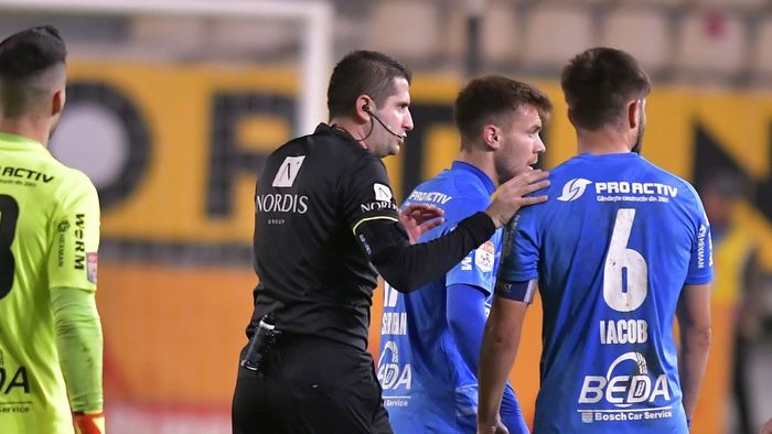 Marius Avram îl critică pe arbitrul Andrei Chivulete după Chindia - Rapid: „A aruncat responsabilitatea pe asistent”. De ce a fost analizată greșit faza | VIDEO EXCLUSIV ProSport Live