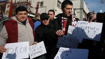 FOTO / Mesaj pentru Copos: "Din '92, de când ai venit, te-ai dovedit un parvenit!"