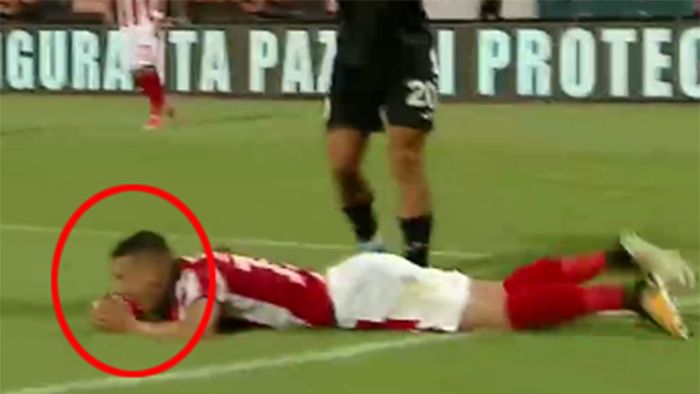 FOTO | Fază controversată la penalty-ul din care Dinamo a deschis scorul. Reacția lui Ionuț Voicu: "S-a lovit cu fața în mâna mea. Ce-ar fi să ne dăm și noi un pumn în nas ca să le dea adversarilor cartonaș roșu?"