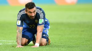 Argentinianul Lavezzi, surprins în ipostaze indecente în vacanță