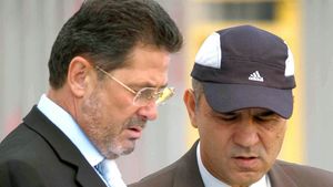 Cornel Dinu, reacție tulburătoare în legătură cu meciul de retragere al Generației de Aur. „Nu m-a invitat nimeni, cred că sunt interzis de FRF și de familia Iordănescu. O să mă duc dincolo, poate dincolo mă vor recunoaște ăia” | EXCLUSIV