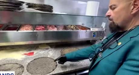 „Fă-mi și mie o pizza acum!” Piedone a închis localul când a văzut ce greșeală a făcut pizzerul din imagine
