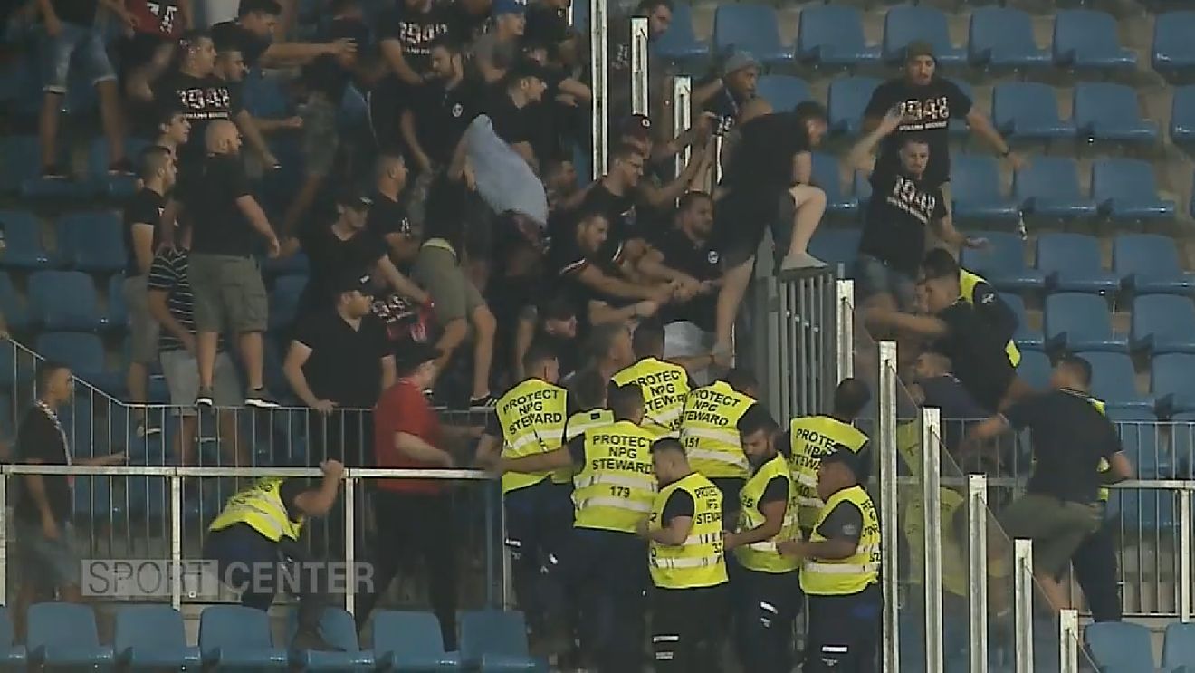 VIDEO | Bătaie între dinamoviști și olteni pe "Ion Oblemenco"! Fanii "câinilor" au sărit gardul: a fost nevoie de intervenția Jandarmeriei