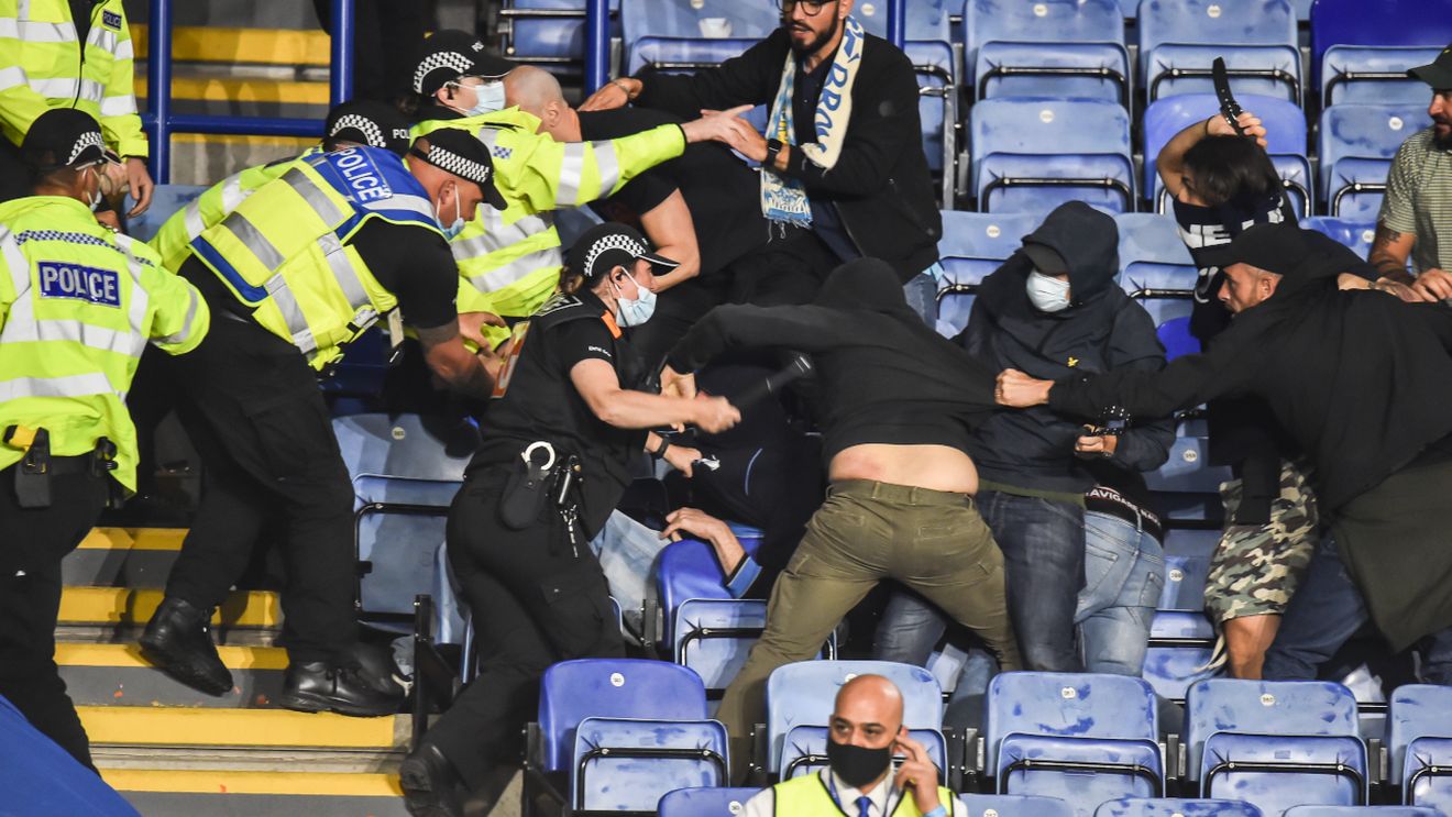 Scandal imens în Anglia! Ultrașii lui Napoli au făcut prăpăd în Europa League. Cum s-a încheiat „războiul” cu Leicester | VIDEO
