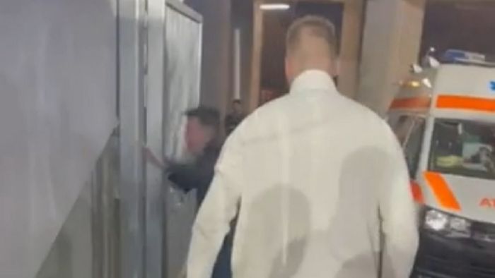 Un impresar a sărit la jurnaliști, în timpul meciului Rapid București - Oțelul Galați! Pe unul l-a împins în poarta de fier, altuia i-ar fi luat telefonul și pe un al treilea l-ar fi amenințat: cine este bărbatul care a declanșat scandalul monstru pe Giulești