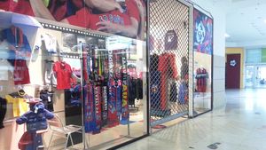 Răspunsul unuia dintre asociații magazinului "Suporter Steaua". "Magazinul nu mai e al lui Mustață. Dacă marketingul era profitabil, de ce a mai fost cedat suporterilor?"