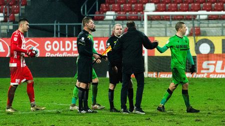 E ”război” la Arad pe tema gazonului pe care joacă UTA. Primarul Bibarț nu-l vede chiar atât de rău, suporterii se oferă să-l înlocuiască!