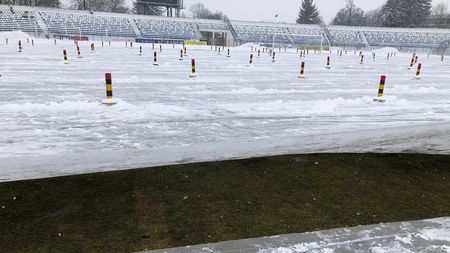 Stoican și Hagi, bătălie în zăpadă! GALERIE FOTO | Ninsoarea dă bătăi de cap la Iași înaintea "finalei" cu Viitorul. Anunțul oficial al moldovenilor: ce se întâmplă cu terenul