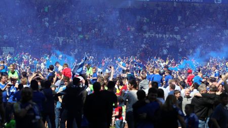 Cardiff City a promovat în Premier League după o așteptare de 4 ani. VIDEO | Mii de oameni au invadat terenul la finalul meciului cu Reading