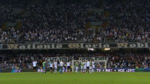 "Taie-ți capul, idiotule" Fanii Vitoriei Guimaraes s-au "răzbunat" pe Becali! Patronul FCSB a reacționat: "Nu mă așteptam că o să ajungă la ei" | FOTO