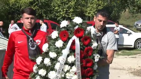 Dinamoviștii au mers azi la mormântul lui Hîldan. Dănciulescu: "E o tristețe enormă, nu îmi vine să cred că au trecut 15 ani"