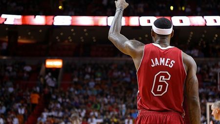 "Regele" s-a întors acasă! Cu James în mare formă, Heat a învins-o clar pe Cavaliers