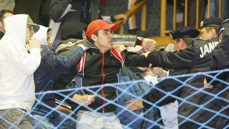 Steliștii au devenit `câini`!** Un ultras a mușcat un jandarm!