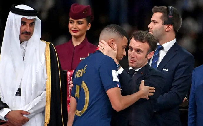 Președintele Emmanuel Macron a dezvăluit că francezul Kylian Mbappe a semnat cu Real Madrid! Ce mesaj i-a dat lui Florentino Perez