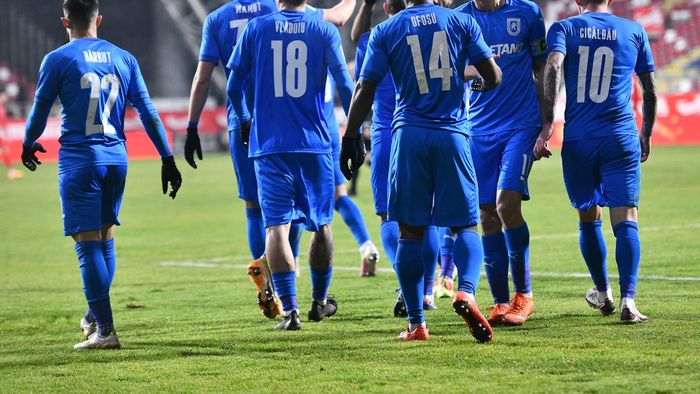 UTA - Universitatea Craiova 1-2! Oltenii „urcară” pe primul loc, după golurile de poveste înscrise de Cicâldău și Ofosu. Albu a ratat incredibil în ultima secundă