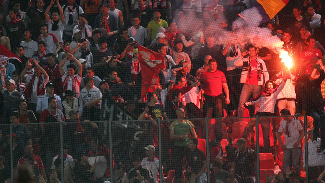 Dinamoviștii au încercat din nou să incendieze peluza!**