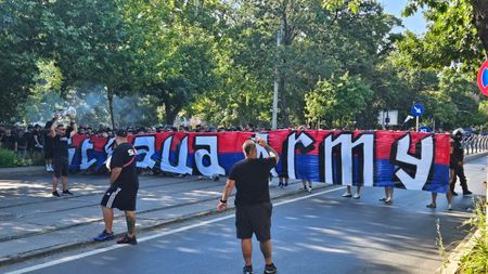Derby-ul CS Dinamo - Steaua a început în București. Corteo al galeriei roș-albastre spre stadionul Arcul de Triumf