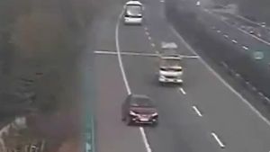 VIDEO O șoferiță a "ratat" cu doi km ieșirea de pe autostradă! Cum crezi că a rezolvat problema? :)