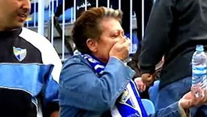 VIDEO** O bătrânică s-a ales cu o minge în plină figură! Furioasă, l-a certat rău pe jucător! :) Vezi reacția fotbalistului!