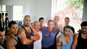 FOTO Vizită de gradul III!** Van Damme, emoționat de deținuții de la Jilava: "Vă plac pe toți"