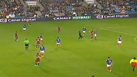 VIDEO **Ibrahimovic rămâne un jucător iubit! Un fan a intrat pe teren și i-a sărit în brațe :)