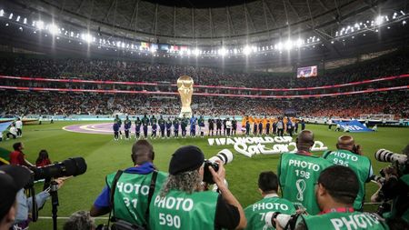 Anomalia din Qatar! Stadioanele sunt goale, dar organizatorii furnizează cifre cu mult peste capacitatea arenelor! Suporterii fac haz de necaz: „Fanii sunt la coadă la bere!”