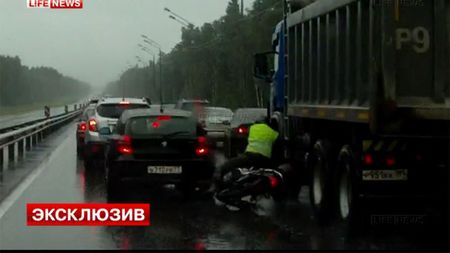 VIDEO A murit sub roțile camionului