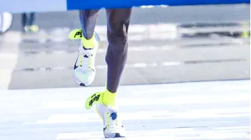 VIDEO | Un maratonist a ratat recordul mondial pentru că pantofii Nike s-au dezintegrat în alergare