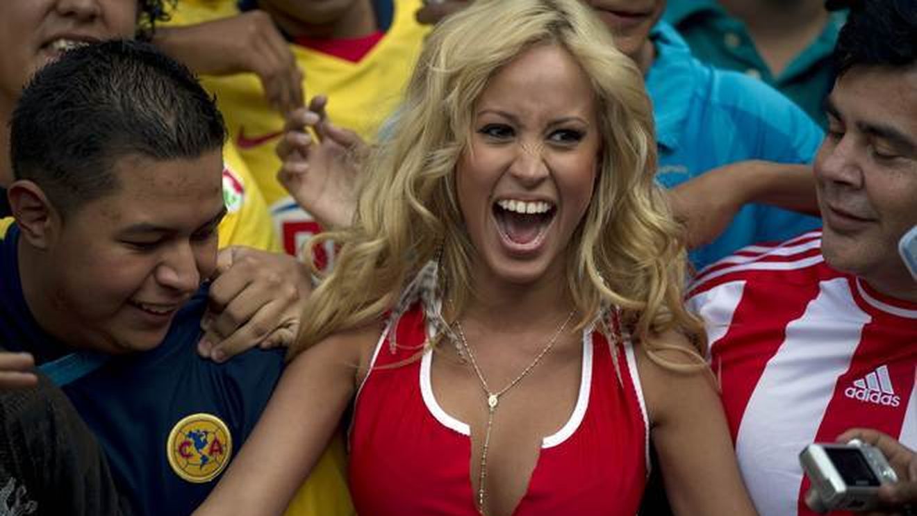 FOTO A venit la meci dar nu-și mai amintește nimic din el!** Așa convingi un fan să-și "trădeze" echipa :)