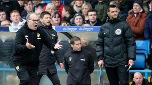 Nu degeaba i se spune "Nebunul"! Marcelo Bielsa și-a lăsat secunzii acasă pentru că l-au enervat la un antrenament: "Dacă îți spune să pui un reper la 10 metri și tu îl pui la 11, ăsta e un motiv să nu faci deplasarea"