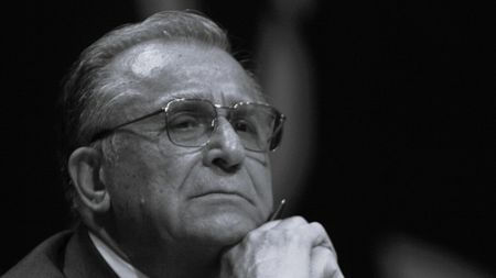 Derapaj macabru împotriva lui Ion Iliescu al uneia dintre cele mai importante galerii din Superliga: „N-ai mai fentat dricu‘”