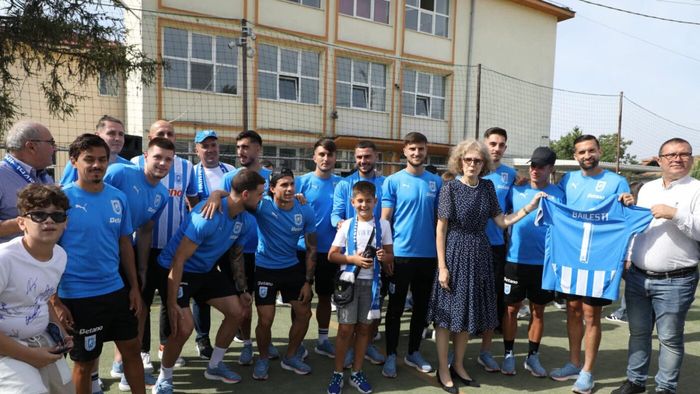 Juveţii, în vizită la „Nea Mărin". Jucătorii Universităţii Craiova au deschis anul şcolar la Băileşti, vizitând şi Casa Memorială „Amza Pellea". Foto