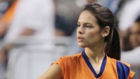 Poate defila oricând pe catwalk, dar a ales fotbalul!** Ce "assist" nebun a oferit o tânără din Brazilia! Visul ei: finala World Cup! VIDEO