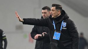 Nu mai vor să-l lase să se transfere la Universitatea Craiova! Planul lui Rădoi, dat peste cap