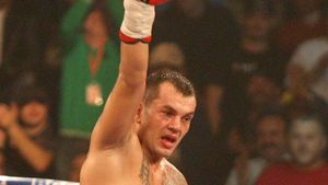 Andrei Gheorghe și-a găsit "nașul". FOTO - Pitbull Atodiresei l-a imobilizat, chiar în studioul ProFM