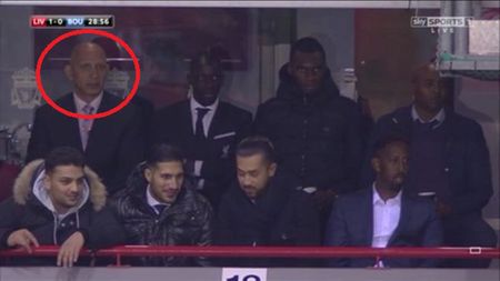 Un personaj extrem de controversat a stat lângă jucătorii lui Liverpool, la meciul cu Bournemouth. Fanii sunt revoltați: "Să-i spună cineva lui Klopp"