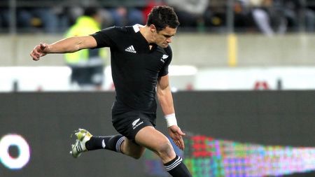 Dan Carter a devenit primul rugbist din lume care va câștiga peste un milion și jumătate de euro pe sezon. Cel mai bun rugbist român câștigă de 38 de ori mai puțin
