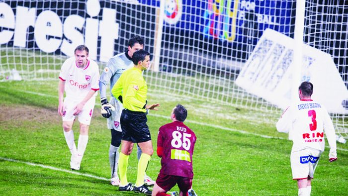 "Fluierașii" trec lângă bară!** Sistemul cu 5 arbitri, salvarea centralilor