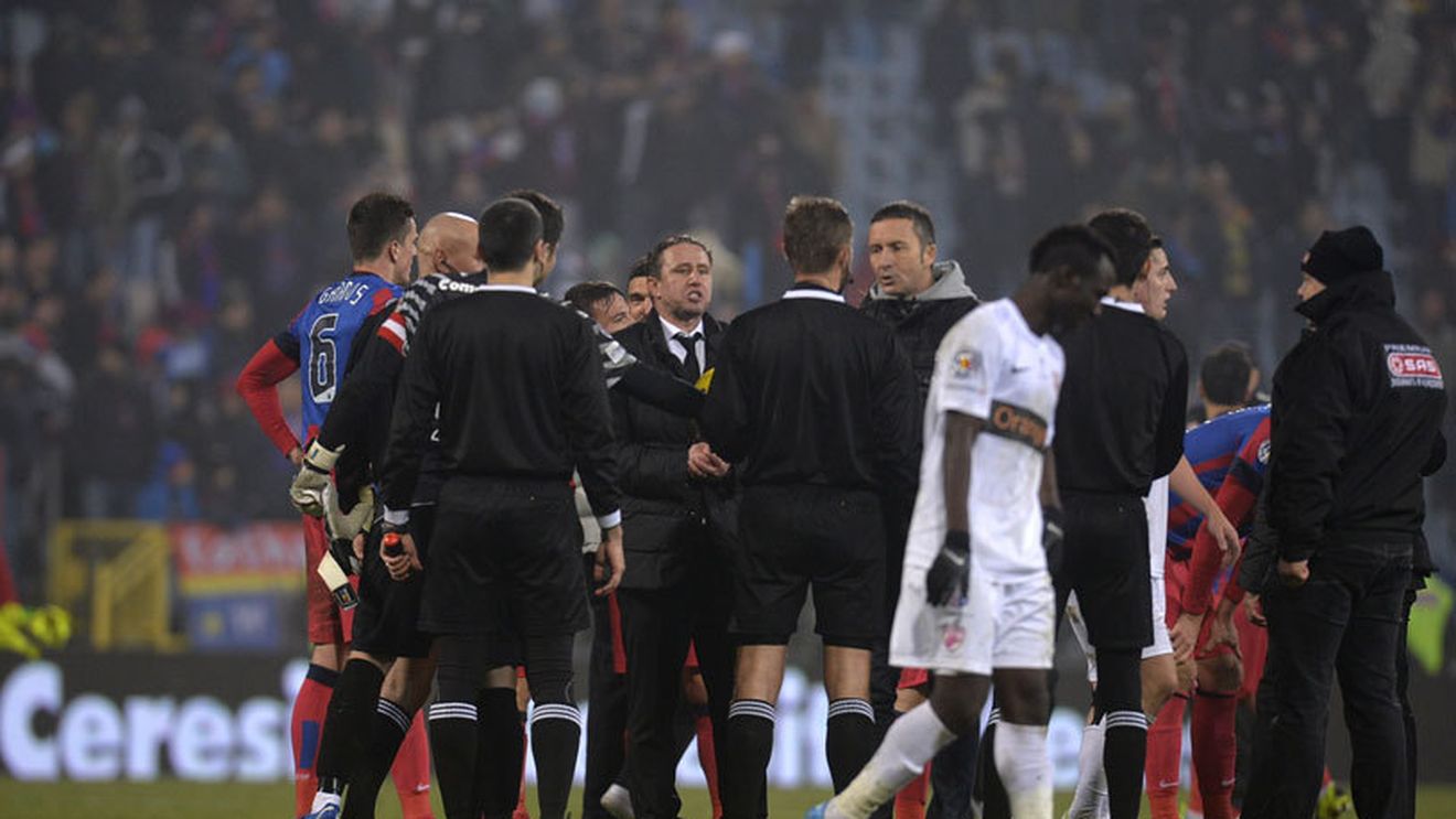 Reghecampf l-a înjurat pe Cristi Bobar, directorul sportiv de la Dinamo. Reacția dinamovistului: "Or fi fost și ei supărați după meci"