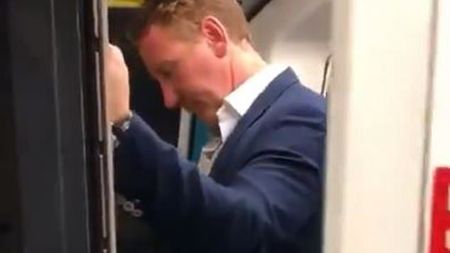 Beat în metrou. Fostul jucător important al lui Arsenal a exagerat cu alcoolul! A petrecut toată seara, iar în drum spre casă a adormit în public VIDEO