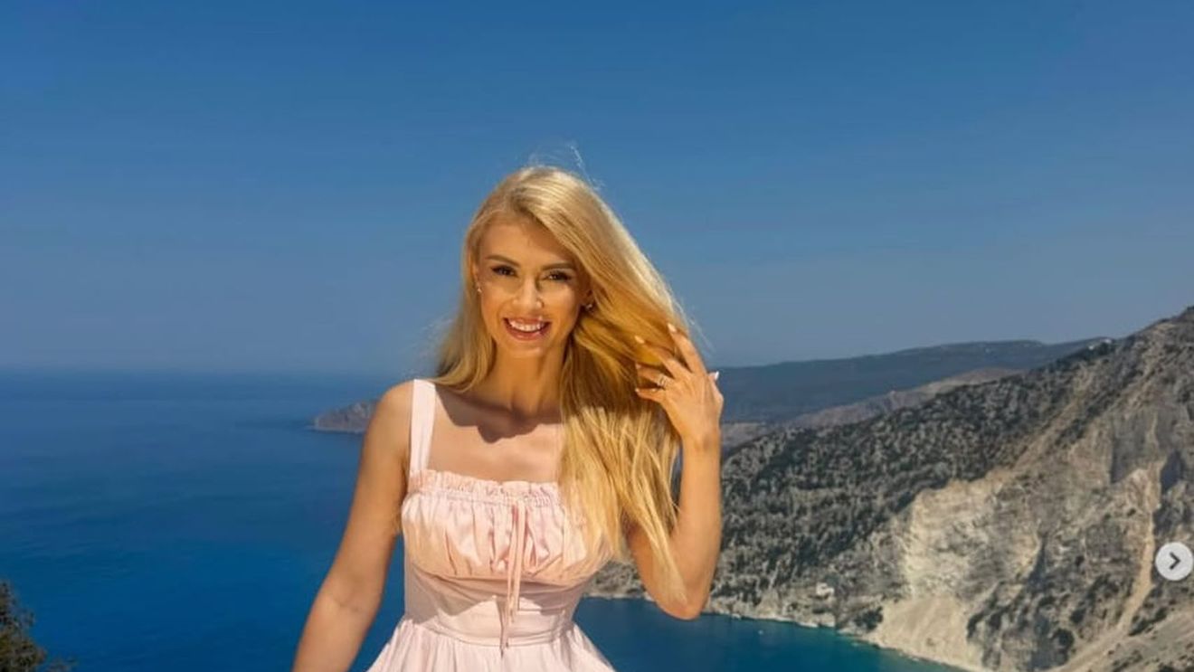 Andreea Bălan, apariție irezistibilă pe plajele din Cefalonia! Soția lui Victor Cornea și-a expus formele în costum de baie