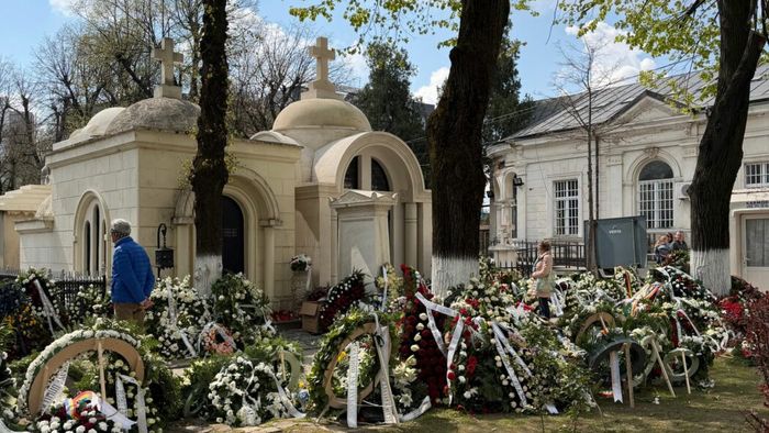 Cavoul lui Mircea Lucescu, loc de pelerinaj de Paşte. Zeci de români au trecut pe la mormântul fostului selecționer