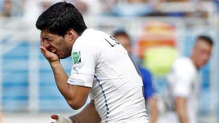 Legendele lui Liverpool îl critică dur pe Suarez. Robbie Fowler: "Târăște numele clubului prin noroi". Owen: "E clar că încă nu se poate controla"